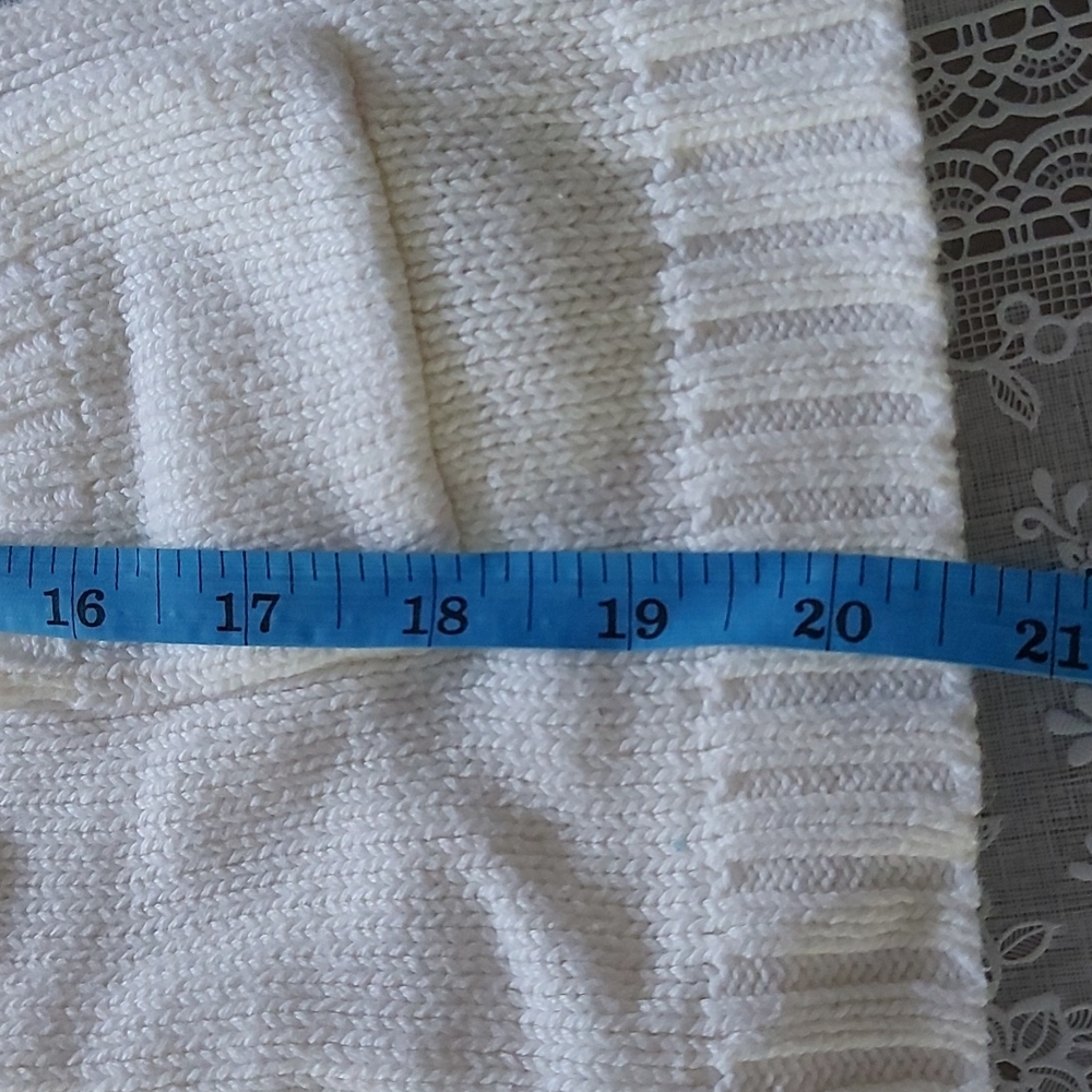 Girl's sweater. - Picture 11 of 11